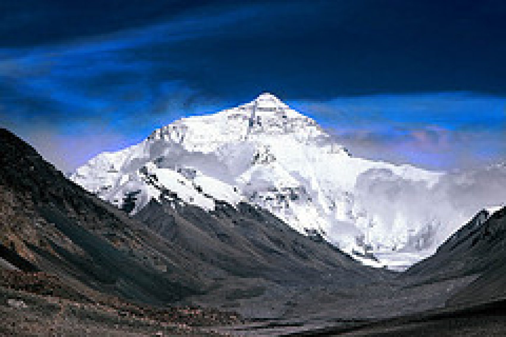 Вторая по высоте гора в россии. Эверест Джомолунгма. Эверест или Джомолунгма. Тибет вершина Эверест. Самая высокая гора в мире Джомолунгма.