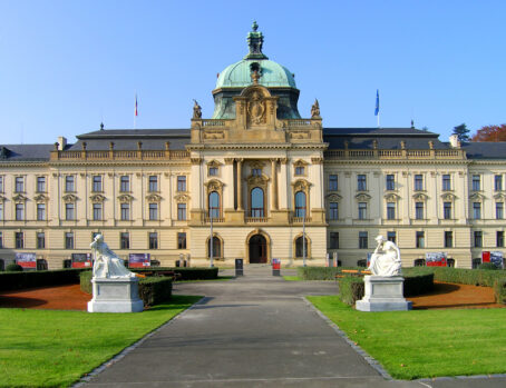 Garden_of_Straka_Academy,_Prague_Malá_Strana