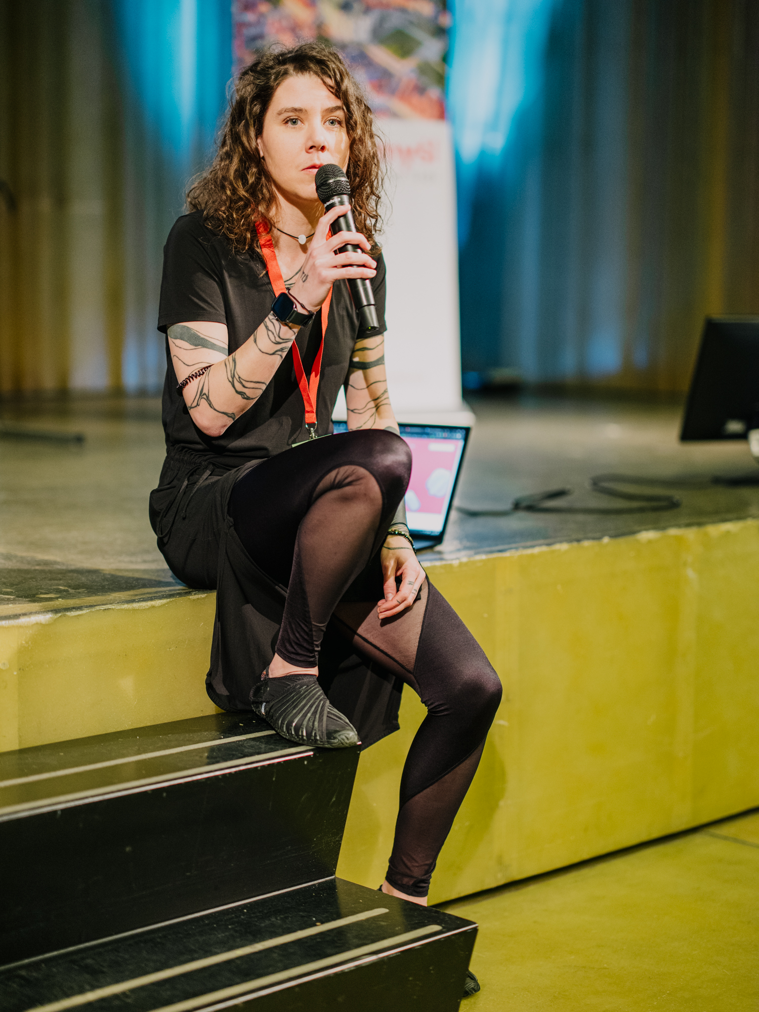 Eva Nečasová, zakladatelka AI dětem sedí a přednáší.