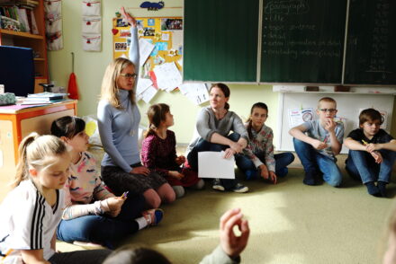 Žákyně se hlásí se zvednutou rukou.