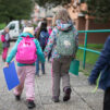 děti z Mateřské školy venku nesoucí desky