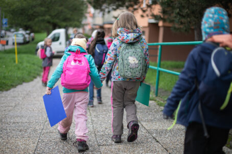 děti z Mateřské školy venku nesoucí desky