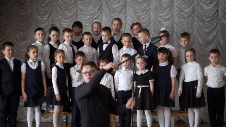 PavelWithChildrenChoir_credit_Pavel_Talankin